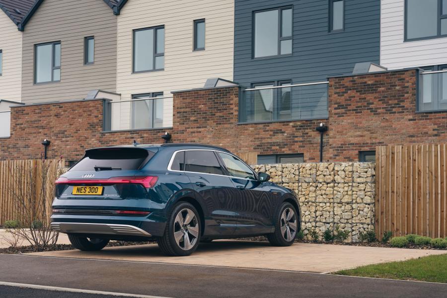  Audi e-tron 55 Quattro 2019 года  (UK) (фото 14 из 40)